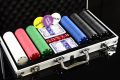 Set poker cu 300 de jetoane și accesorii